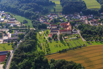 Vue aérienne de Église paroissiale de Sainte-Marie-Assomption et école secondaire Sainte-Marie avec jardin du monastère et parc solaire à Niederviehbach dans le département Bavière, Allemagne