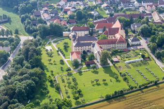 Vue aérienne de Ensemble de bâtiments de l'ancien monastère et de l'actuel lycée Sainte-Marie à Niederviehbach dans le département Bavière, Allemagne
