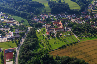 Vue aérienne de Église paroissiale de Sainte-Marie-Assomption et école secondaire Sainte-Marie avec jardin du monastère et parc solaire à Niederviehbach dans le département Bavière, Allemagne