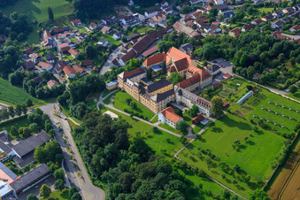 Photographie aérienne de Église paroissiale de Sainte-Marie-Assomption et école secondaire Sainte-Marie avec jardin du monastère et parc solaire à Niederviehbach dans le département Bavière, Allemagne