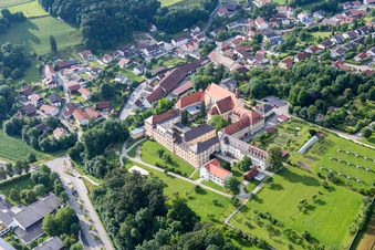 Photographie aérienne de Ensemble de bâtiments de l'ancien monastère et de l'actuel lycée Sainte-Marie à Niederviehbach dans le département Bavière, Allemagne
