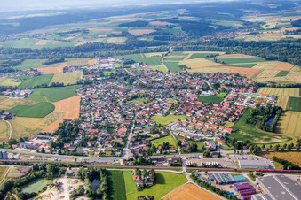 Vue aérienne de Et l'autoroute A92 à le quartier Kronwieden in Loiching dans le département Bavière, Allemagne