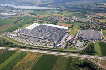Vue aérienne de Locaux de l'usine BMW à le quartier Höfen in Dingolfing dans le département Bavière, Allemagne