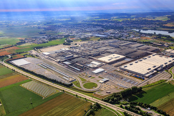 Vue aérienne de Zone industrielle Höfen avec usine du groupe BMW Dingolfing à le quartier Höfen in Dingolfing dans le département Bavière, Allemagne