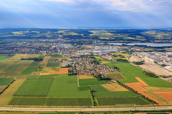 Vue aérienne de Vue de l'usine BMW depuis le nord à le quartier Salitersheim in Dingolfing dans le département Bavière, Allemagne