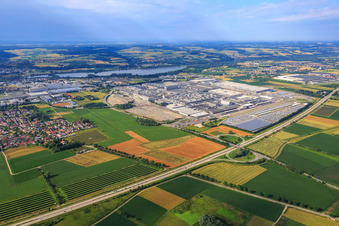 Vue aérienne de Zone industrielle de Höfen avec l'usine du groupe BMW Dingolfing depuis le nord-est à le quartier Salitersheim in Dingolfing dans le département Bavière, Allemagne