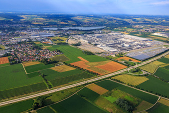 Vue aérienne de Zone industrielle de Höfen avec l'usine du groupe BMW Dingolfing depuis le nord-est à le quartier Salitersheim in Dingolfing dans le département Bavière, Allemagne