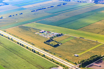 Vue aérienne de Aéroport Dingolfing à le quartier Höll in Dingolfing dans le département Bavière, Allemagne