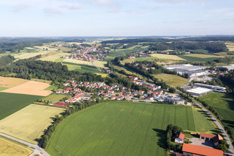 Vue aérienne de Quartier Lengthal in Moosthenning dans le département Bavière, Allemagne