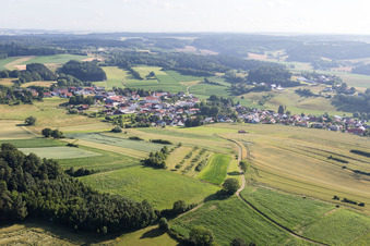 Vue aérienne de Quartier Lengthal in Moosthenning dans le département Bavière, Allemagne