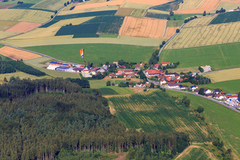 Vue aérienne de Vue du village sur l'Aiterach à le quartier Süßkofen in Mengkofen dans le département Bavière, Allemagne