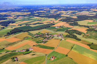 Vue aérienne de Quartier de HAGENAU avec St. Leonhard à le quartier Pramersbuch in Mengkofen dans le département Bavière, Allemagne