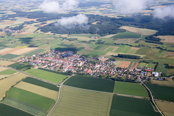 Vue aérienne de Sous les nuages à Geiselhöring dans le département Bavière, Allemagne