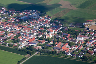 Vue aérienne de Sous les nuages à Geiselhöring dans le département Bavière, Allemagne