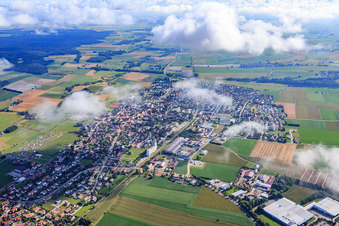 Vue aérienne de Vue de la ville depuis le sud-ouest sous les nuages à Geiselhöring dans le département Bavière, Allemagne