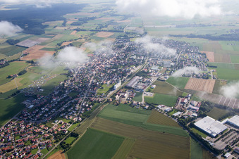 Vue oblique de Sous les nuages à Geiselhöring dans le département Bavière, Allemagne