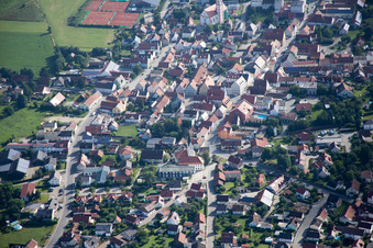 Sous les nuages à Geiselhöring dans le département Bavière, Allemagne d'en haut