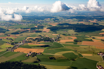 Vue aérienne de Du nord à le quartier Martinsbuch in Mengkofen dans le département Bavière, Allemagne