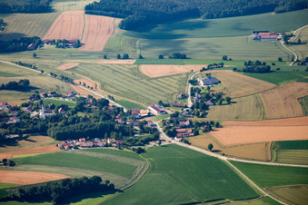 Vue aérienne de Quartier Martinsbuch in Mengkofen dans le département Bavière, Allemagne