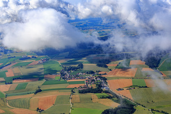 Vue aérienne de Vue du village depuis le nord sous les nuages à le quartier Hofdorf in Mengkofen dans le département Bavière, Allemagne