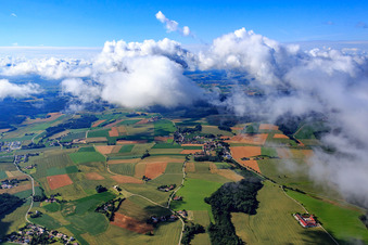 Vue aérienne de Vue du village depuis le nord sous les nuages à le quartier Hofdorf in Mengkofen dans le département Bavière, Allemagne