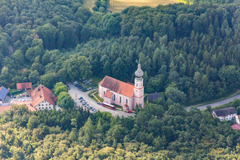 Vue aérienne de Église de pèlerinage de la Sainte Trinité dans la forêt à le quartier Rimbach in Moosthenning dans le département Bavière, Allemagne