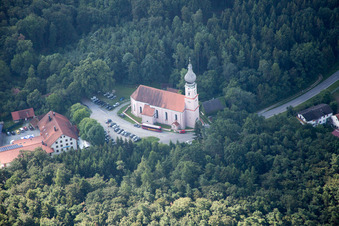 Vue aérienne de Église dans la forêt à le quartier Rimbach in Moosthenning dans le département Bavière, Allemagne