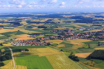 Vue aérienne de Vue du village depuis le sud-ouest à le quartier Weichshofen in Mengkofen dans le département Bavière, Allemagne