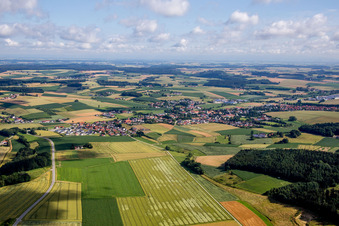 Vue aérienne de Champs agricoles et terres agricoles à le quartier Weichshofen in Mengkofen dans le département Bavière, Allemagne
