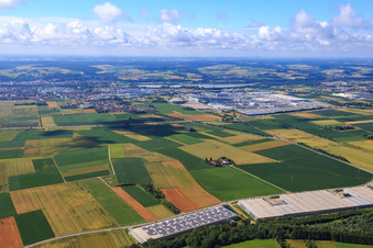 Vue aérienne de Tracé de l'A92 devant l'usine BMW à le quartier Unterhollerau in Moosthenning dans le département Bavière, Allemagne