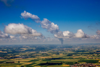 Vue aérienne de Panache de vapeur de la centrale nucléaire d'Isar à le quartier Unterahrain in Essenbach dans le département Bavière, Allemagne