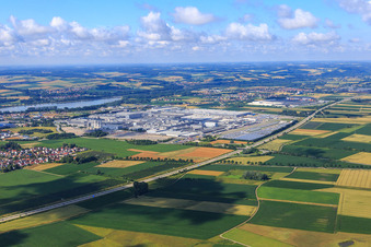 Vue aérienne de Tracé de l'A92 à l'usine du groupe BMW à Dingolfing à le quartier Unterhollerau in Moosthenning dans le département Bavière, Allemagne