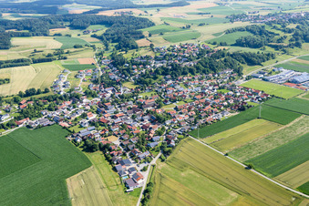 Vue aérienne de Champs agricoles et terres agricoles à Moosthenning dans le département Bavière, Allemagne