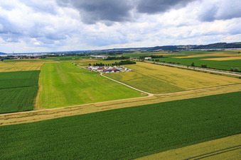 Vue aérienne de Piste de l'aéroport Dingolfing à le quartier Höll in Dingolfing dans le département Bavière, Allemagne