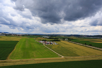 Vue aérienne de Piste de l'aéroport Dingolfing à le quartier Höll in Dingolfing dans le département Bavière, Allemagne