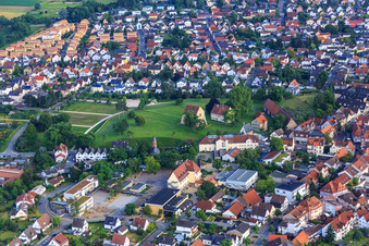 Vue aérienne de Monastère Lorsch et jardin d'herbes aromatiques Lorsch à Lorsch dans le département Hesse, Allemagne