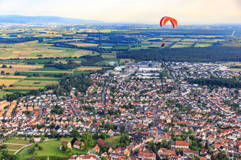 Vue aérienne de Parapente au-dessus de la ville depuis le nord-est à Lorsch dans le département Hesse, Allemagne
