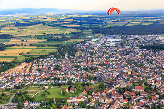 Vue aérienne de Parapente au-dessus de la ville depuis le nord-est à Lorsch dans le département Hesse, Allemagne