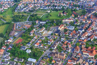 Vue aérienne de Alwin et Norbert Koch oHG, scierie et marchand de bois et école Wingertsberg au monastère Lorsch à Lorsch dans le département Hesse, Allemagne