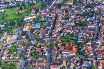 Vue aérienne de Bahnhofstraße depuis le nord à Lorsch dans le département Hesse, Allemagne