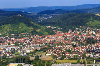 Vue aérienne de Vue de la ville au bord de l'Odenwald depuis l'ouest en dessous du Starkenburg à Heppenheim dans le département Hesse, Allemagne