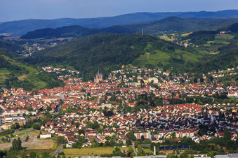 Vue aérienne de Vue de la ville avec l'église Saint-Pierre au bord de l'Odenwald depuis l'ouest en contrebas des vignes à Heppenheim dans le département Hesse, Allemagne