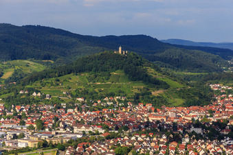 Vue aérienne de Vue de la ville au bord de l'Odenwald depuis l'ouest en contrebas des vignes et du Starkenburg à Heppenheim dans le département Hesse, Allemagne