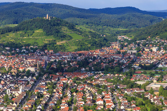 Vue aérienne de Mozartstraße avec l'église Saint-Pierre au bord de l'Odenwald depuis l'ouest en contrebas des vignes et du Starkenburg à Heppenheim dans le département Hesse, Allemagne