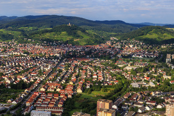 Vue aérienne de Mainzer Straße en bordure de l'Odenwald depuis l'ouest en contrebas des vignes et du Starkenburg à Heppenheim dans le département Hesse, Allemagne