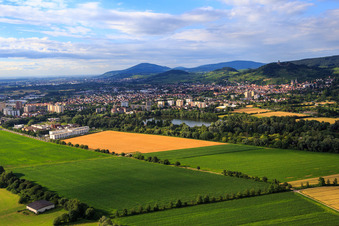 Vue aérienne de Vue de la ville derrière le Bruchsee à Heppenheim dans le département Hesse, Allemagne