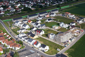 Vue aérienne de Quartier Am Kieselbuckel devant la voie ferrée à Laudenbach dans le département Bade-Wurtemberg, Allemagne