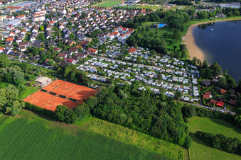 Vue aérienne de Club de tennis 1965 Hemsbach eV et camping Wiesensee à Laudenbach dans le département Bade-Wurtemberg, Allemagne