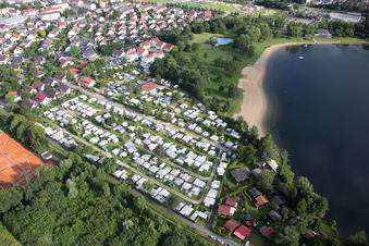 Vue aérienne de Zones riveraines sur la plage de sable de la piscine extérieure du camping Wiesensee à Hemsbach dans le département Bade-Wurtemberg, Allemagne