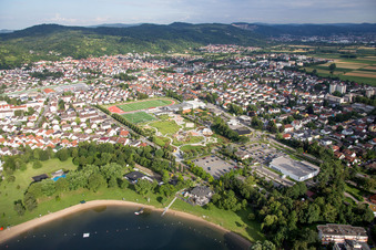 Vue aérienne de Zones riveraines sur la plage de sable de la piscine extérieure du camping Wiesensee à Hemsbach dans le département Bade-Wurtemberg, Allemagne